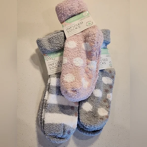 6 Pairs  Fuzzy Socks Non-Slip Moisturizing Infused  Women's One Size - Picture 3 of 10